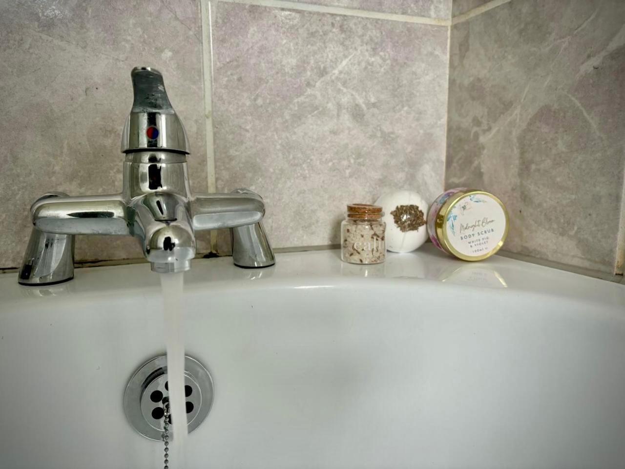 3-Bed Home From Home, Sleeps 6, Great For Contractors, Close To Gulliver'S Valley Theme Park, Free Parking, Hot Tub, Couple Retreat Sheffield Esterno foto